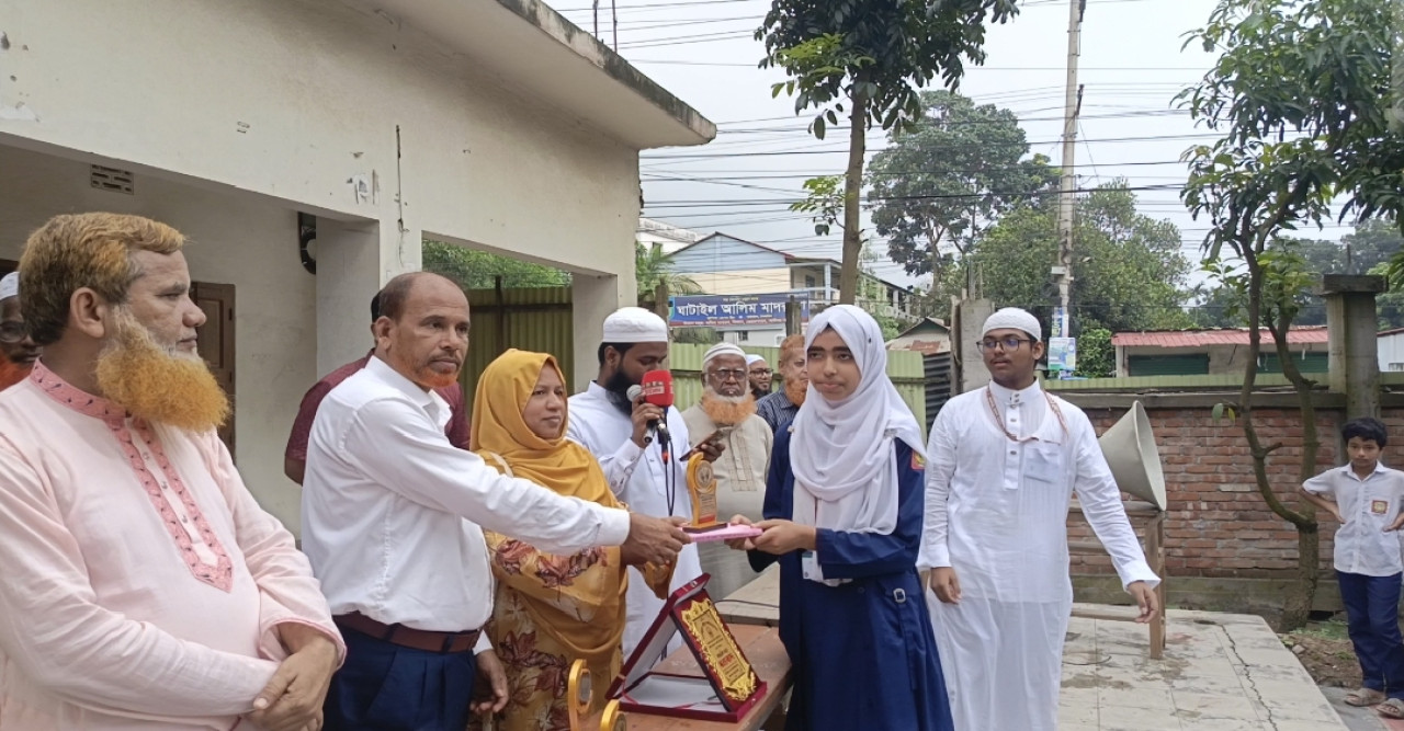 ঘাটাইল সরকারি পাইলট উচ্চ বিদ্যালয়ে ৪০ দিন তাকবীরে উলার সাথে নামাজ আদায়ে ‘ ক্রেস্ট  পুরস্কার বিতরণ